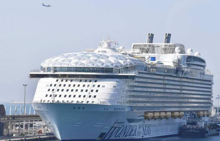 Royal Caribbean: scoppia un incendio sulla nave da crociera più grande del mondo