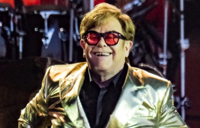 Elton John sorprende i suoi fan vendendo i suoi vestiti online