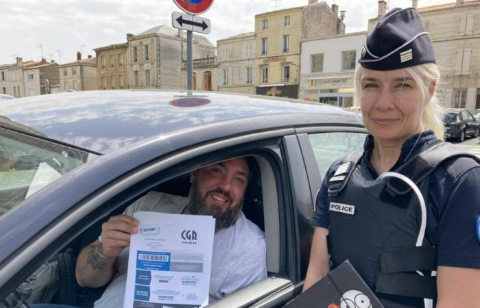 la polizia offre biglietti del cinema ai bravi guidatori di Niort