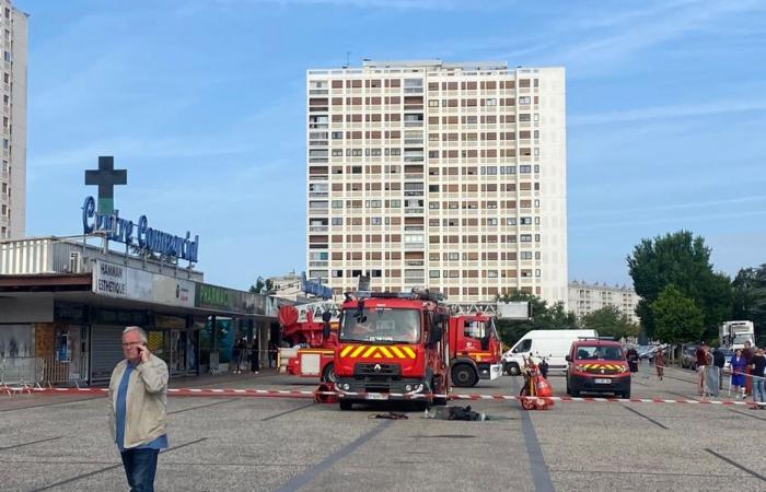 Un ariete distrugge diverse attività commerciali nel quartiere Couronneries di Poitiers