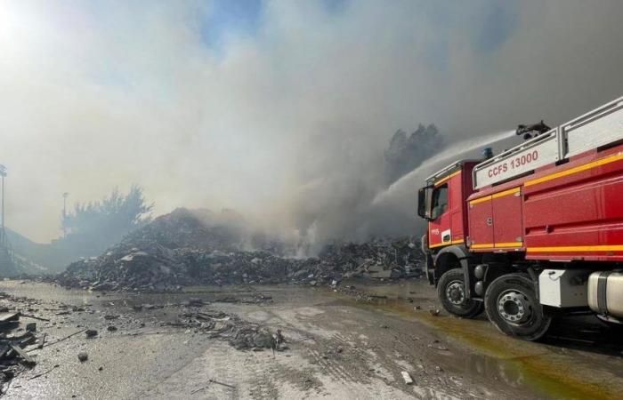 le impressionanti immagini dell’incendio che ha devastato un’azienda di trattamento rifiuti