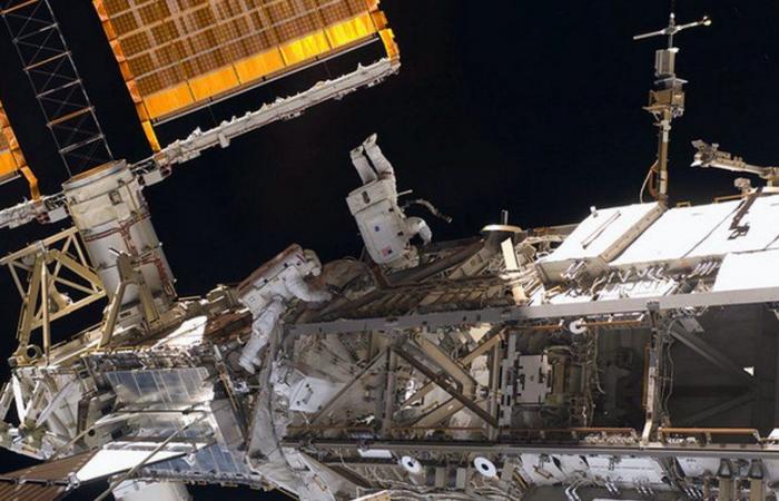 Satellite russo si disintegra nello spazio e minaccia la ISS: la NASA avvia procedura di emergenza per gli astronauti