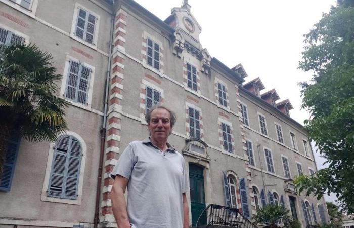 Video. A Pau, l’emozione di un professore acclamato per la sua ultima lezione, dopo trentanove anni di insegnamento al college