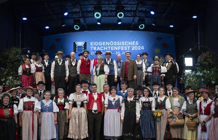 Nel centro di Zurigo si apre la festa federale dei costumi tradizionali