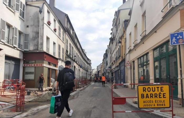 Una strada centrale di Saint-Germain-en-Laye è presto tornata ai pedoni e al traffico