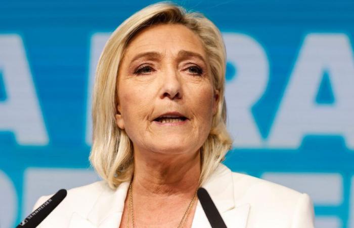 Capo “onorario” delle forze armate: Marine Le Pen invita Emmanuel Macron “a rileggere la Costituzione”