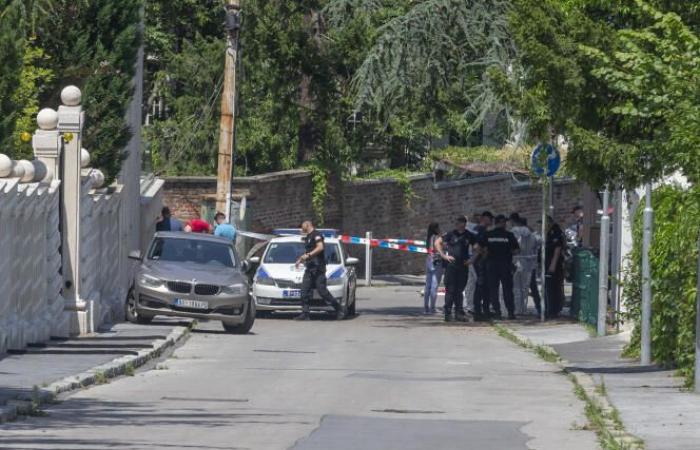 agente di polizia ferito in un “attacco terroristico” davanti all’ambasciata israeliana a Belgrado