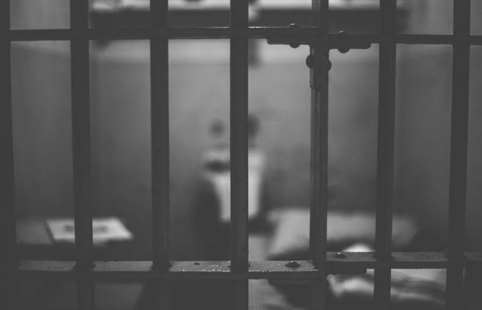 Una guardia carceraria sorpresa nel bel mezzo di un atto sessuale con un detenuto, il video finisce su internet
