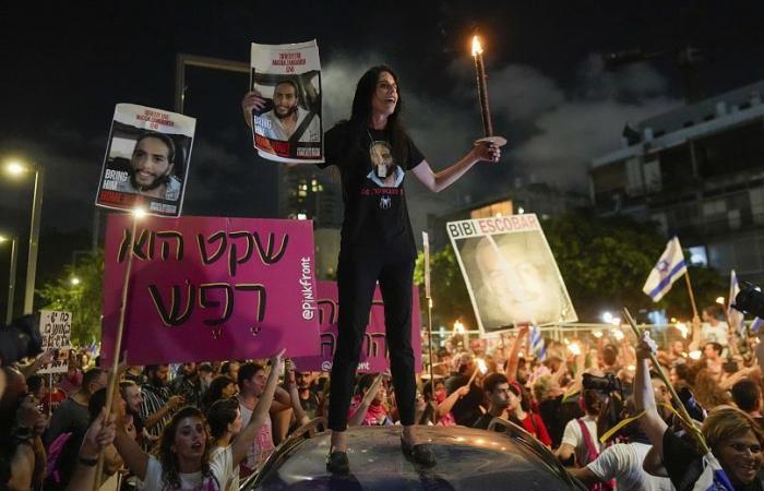 Migliaia di persone manifestano a Tel Aviv per chiedere il rilascio degli ostaggi detenuti da Hamas
