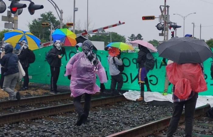 Saint-Bruno-de-Montarville | Manifestanti filo-palestinesi bloccano una linea ferroviaria