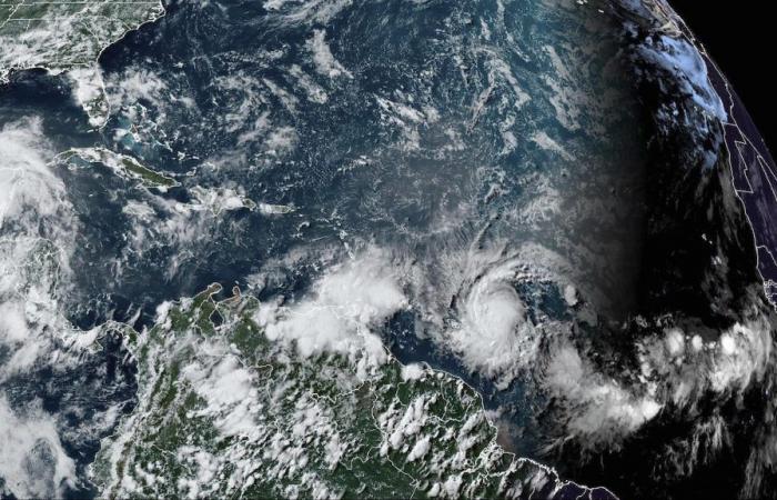 La tempesta tropicale Beryl si rafforza trasformandosi in uragano mentre si avvicina ai Caraibi