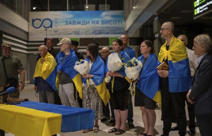 Dieci prigionieri ucraini tornano a Kiev dopo anni di prigionia