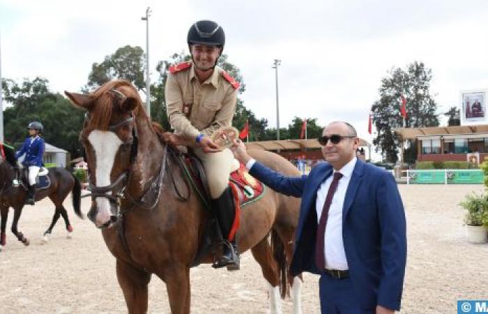 Qualificazioni per il campionato amatoriale marocchino di salto ostacoli: la cavaliere Nasrellah Amtak vince il premio MAP