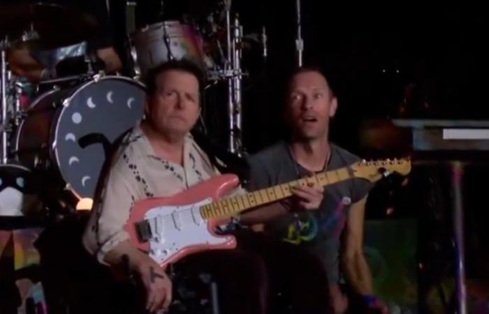 Michael J. Fox suona la chitarra esibendosi con i Coldplay a Glastonbury