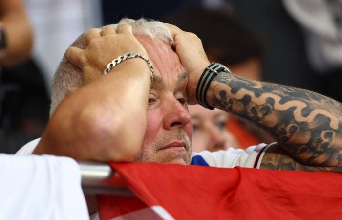 Immagini dei tifosi inglesi durante la sfida degli ottavi di finale contro la Slovacchia