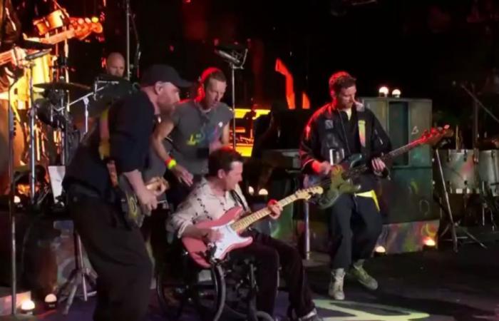 A Glastonbury, i Coldplay invitano Michael J. Fox sul palco per un riff di chitarra su sedia a rotelle