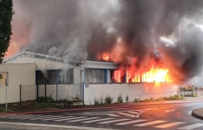 VIDEO. Un grande incendio in corso in una falegnameria a Riom, predisposto un perimetro di sicurezza