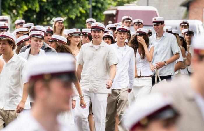 Lattina di “Smirnoff” alla mano, il principe Cristiano di Danimarca festeggia il baccalaureato per le strade di Copenaghen