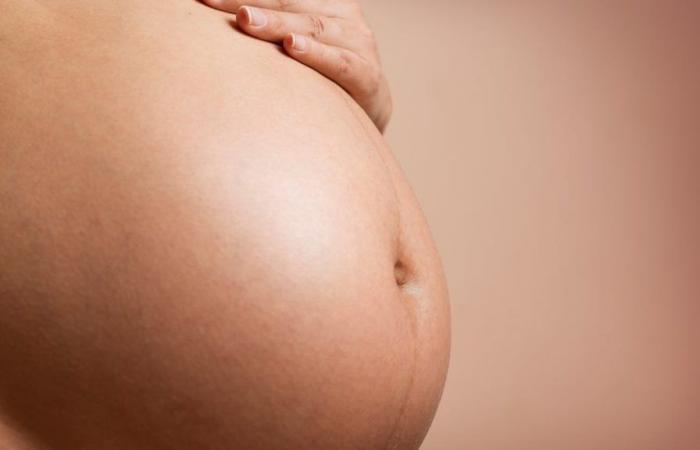Ragazza nata senza vagina rimane incinta dopo un pompino e un accoltellamento