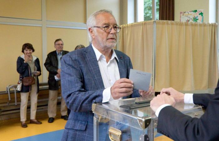 DIJON: François Rebsamen vota al primo turno delle elezioni legislative e constata un’affluenza significativa