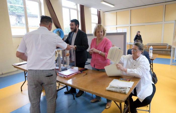 DIJON: François Rebsamen vota al primo turno delle elezioni legislative e constata un’affluenza significativa