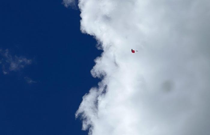 I paracadutisti hanno messo in scena uno spettacolo nei cieli sopra Moose Jaw