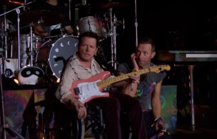 Michael J. Fox ospite a sorpresa al Glastonbury Festival per suonare la chitarra con i Coldplay