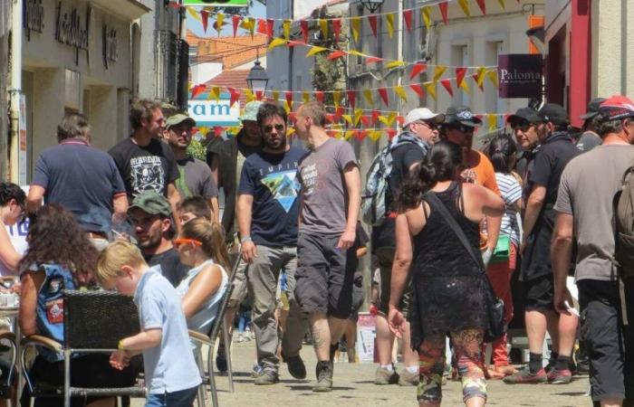 I frequentatori del festival Hellfest vanno nel centro di Clisson, ma non è più uno tsunami