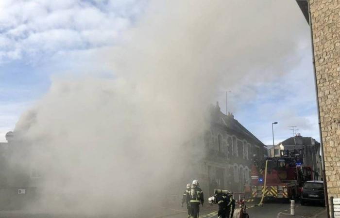 Un grande incendio in una casa in corso nel centro di Fougères: sul posto 40 vigili del fuoco