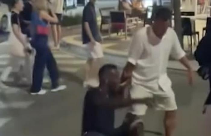 il video virale di Mario Balotelli, ubriaco e disteso in strada