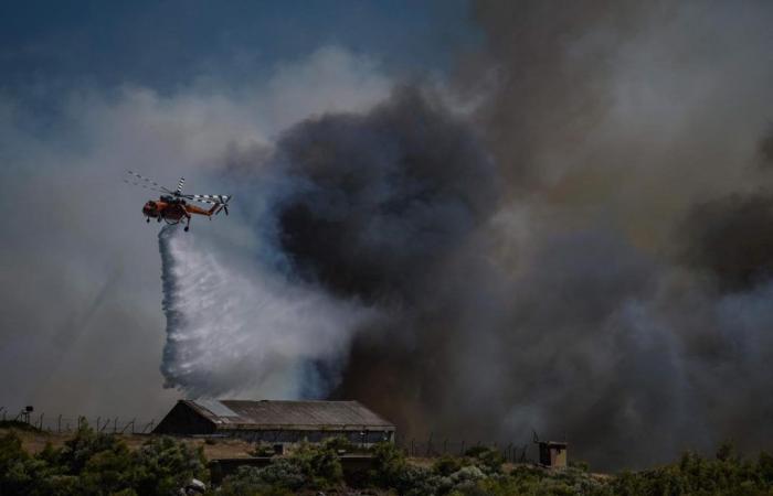 diversi incendi boschivi scoppiano nei pressi di Atene, il peggiore si teme per quest’estate
