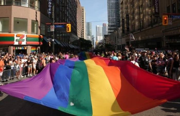 Migliaia di persone celebrano il Pride nel centro di Toronto domenica
