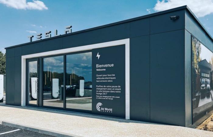 ecco il più grande Tesla Supercharger in Francia, con nuovi servizi