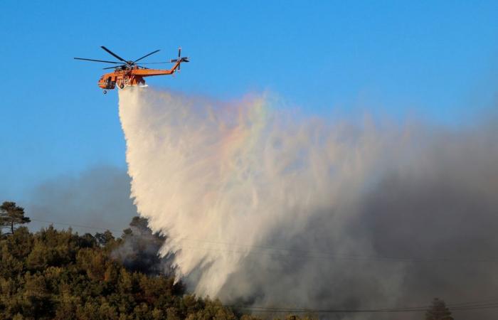 Grecia | Incendi boschivi sotto controllo vicino ad Atene, le autorità temono un’estate difficile