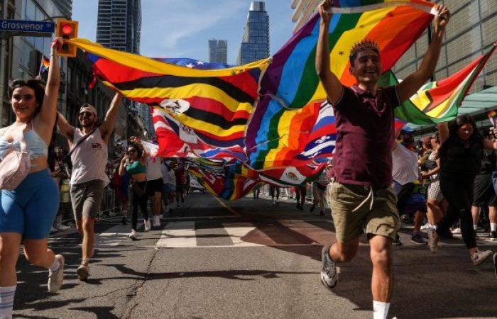 Le strade del centro di Toronto si riempiono di festaioli, bandiere arcobaleno per la parata del Pride della città