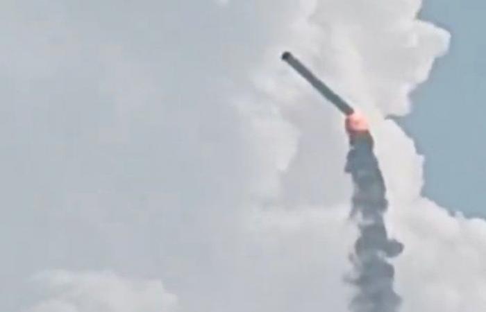 VIDEO. “Il computer di bordo si è spento”: un razzo cinese decolla per errore, esplode in volo e si schianta