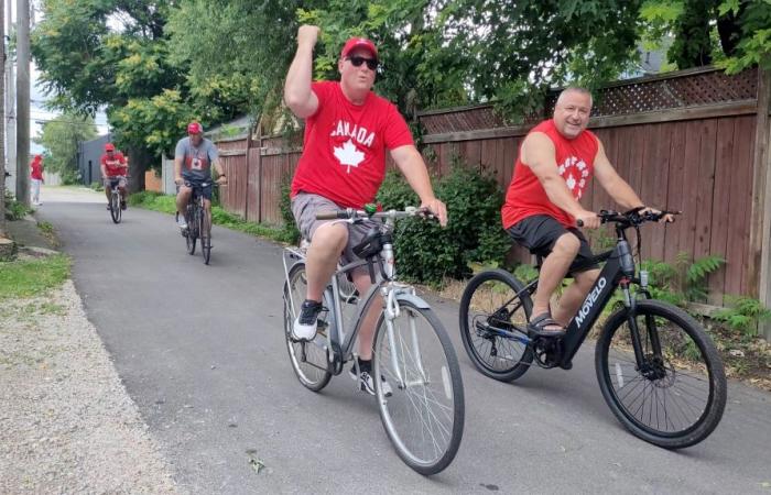 Amici, familiari e vicini salgono in bicicletta per la tradizione annuale del Canada Day