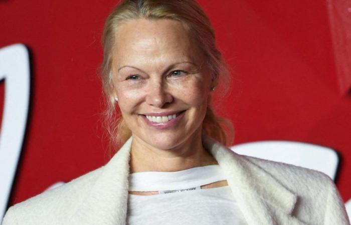 Pamela Anderson festeggia il suo 57esimo compleanno con una foto gioiosa e rinfrescante