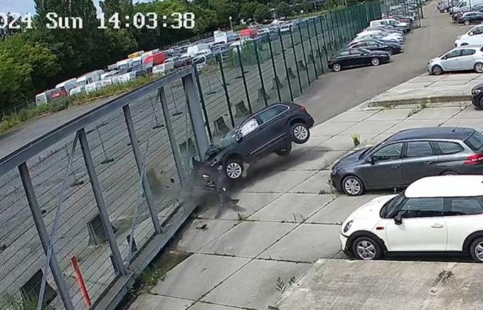 Tre minorenni rubano un’auto a Deurne e provocano un grave incidente: “Nelle immagini della telecamera vediamo il loro modo di agire”