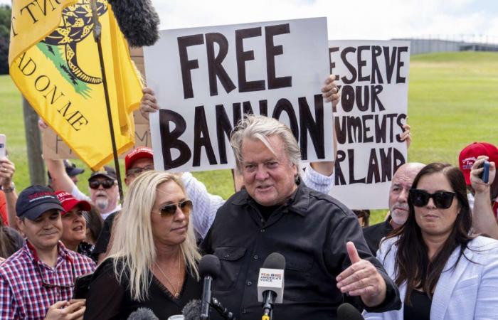 L’ex consigliere di Trump Steve Bannon inizia a scontare la pena detentiva