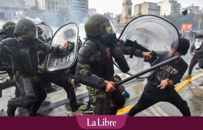 Arresti arbitrari e violenze illustrano la scivolata autoritaria del governo Milei