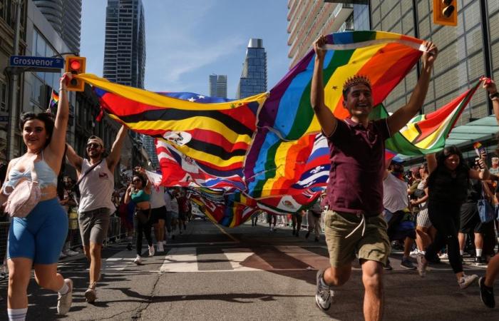 Migliaia di persone si riuniscono nel centro di Toronto per la parata del Pride