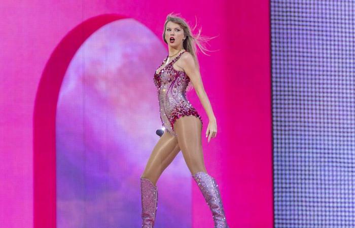 Taylor Swift salvata nel bel mezzo di un concerto, la cantante rimasta bloccata a terra
