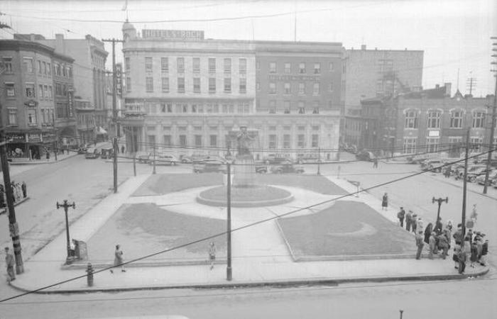 IL QUEBEC È SCOMPARSO | Piazza Jacques-Cartier, nel 1943