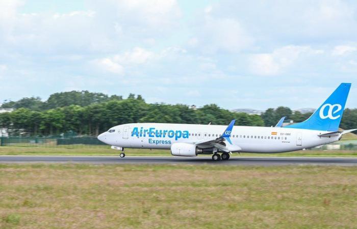 Terrore in volo della compagnia Air Europa: 40 feriti lievi dopo l’atterraggio d’emergenza del Boeing 787-9