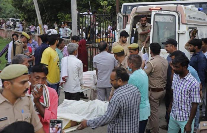 In India, più di un centinaio muoiono nella fuga durante un raduno religioso