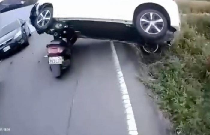 A seguito di un incidente, questo scooterista si ritrova in una situazione del tutto improbabile