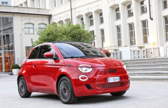 Fiat potrebbe presto abbassare il prezzo della 500 elettrica in Francia: perché ci crediamo