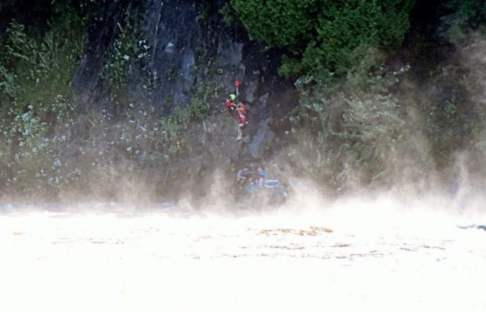 Spettacolare salvataggio in elicottero di tre kayakisti bloccati ai piedi di una scogliera nel fiume Saint-François – Vingt55