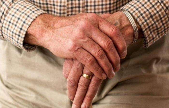 Sarthe. Il braccialetto anticaduta di una donna di 73 anni rivela la violenza di suo figlio